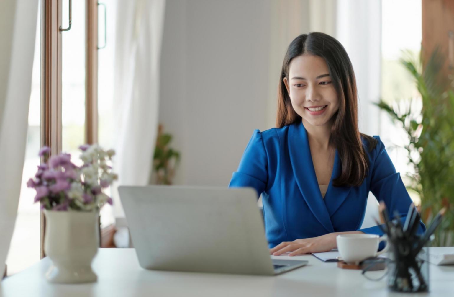 Persona reflexionando sobre decisiones financieras